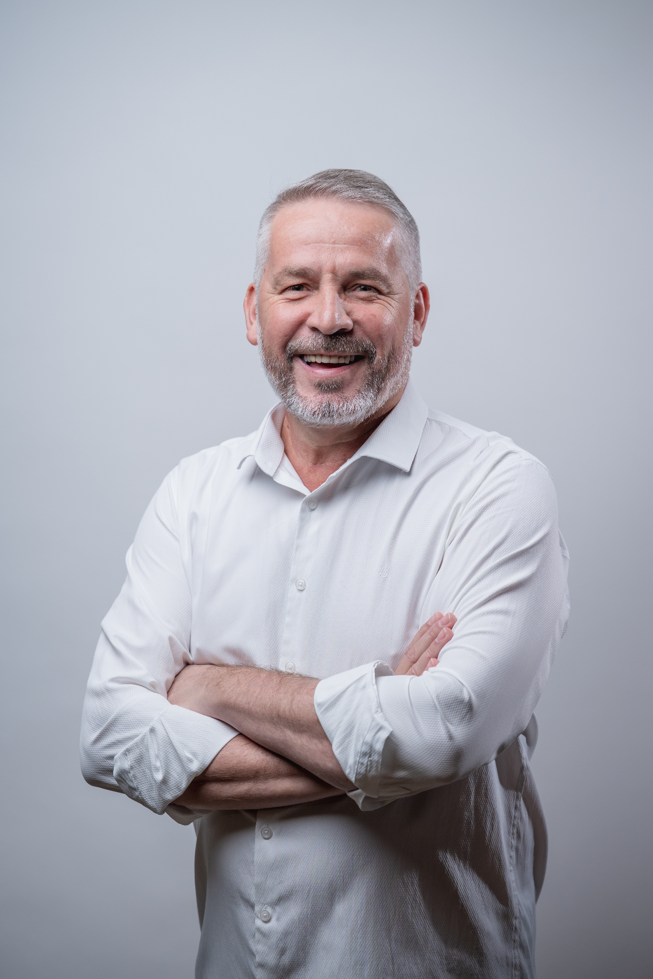 Salmir da Silva, pré-candidato a deputado estadual, sorrindo de braços cruzados